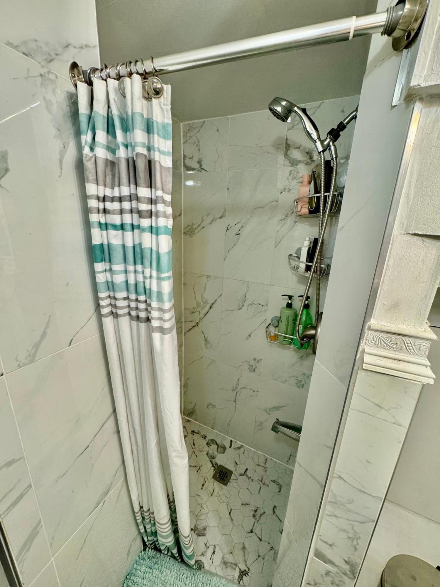 Séjour chez l'habitant Tiny Private On The 1st Floor With Shared Bathroom Near Seatac Airport And Downtown *