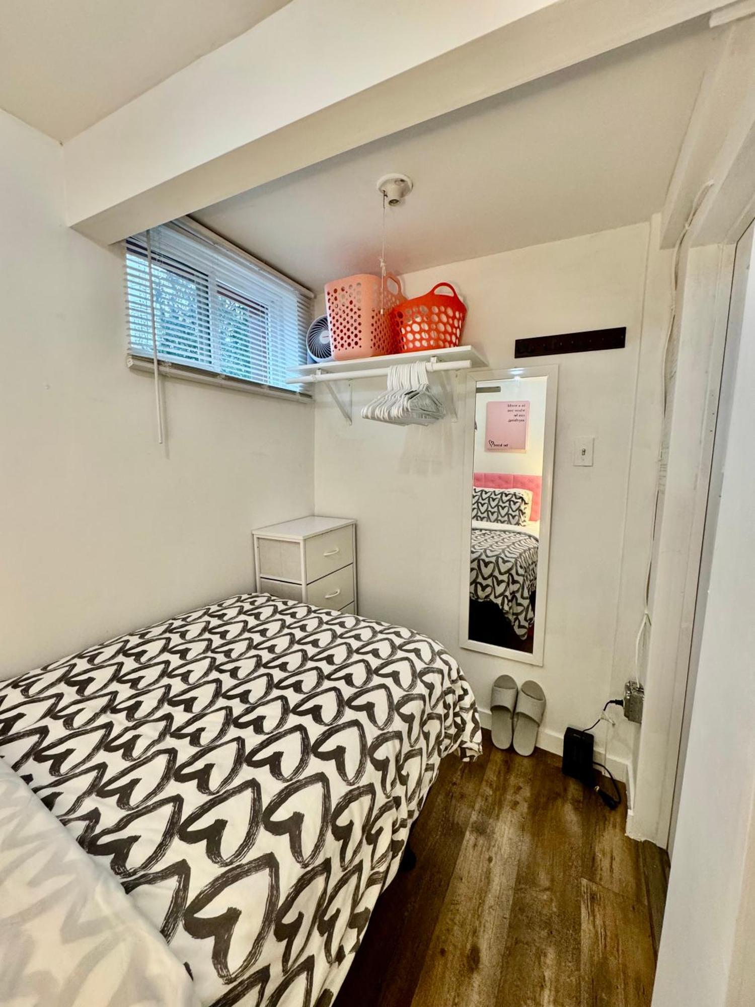 Tiny Private On The 1st Floor With Shared Bathroom Near Seatac Airport And Downtown *