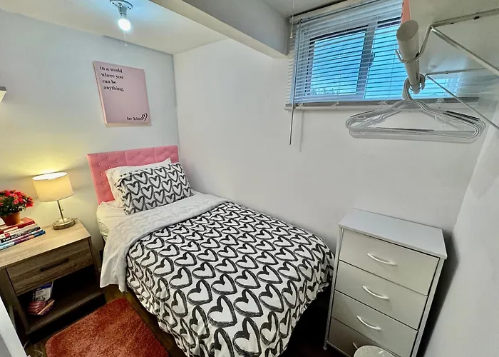 Tiny Private Room On The 1St Floor With Shared Bathroom Near Seatac Airport And Downtown Seattle