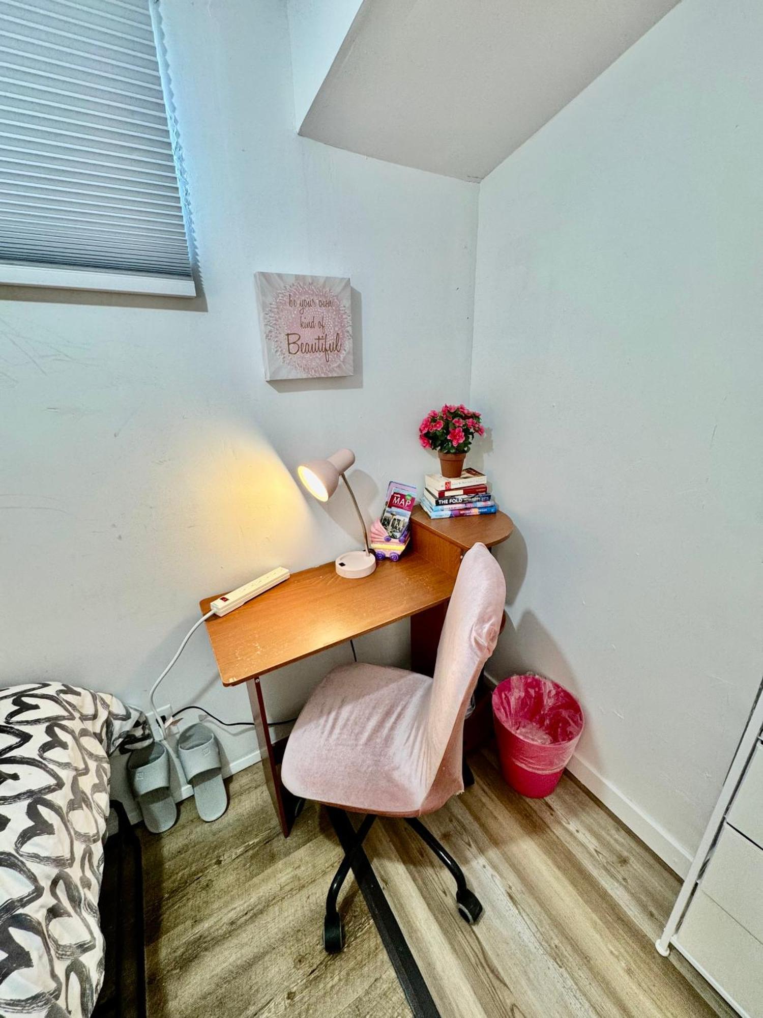 Tiny Private On The 1st Floor With Shared Bathroom Near Seatac Airport And Downtown Homestay *