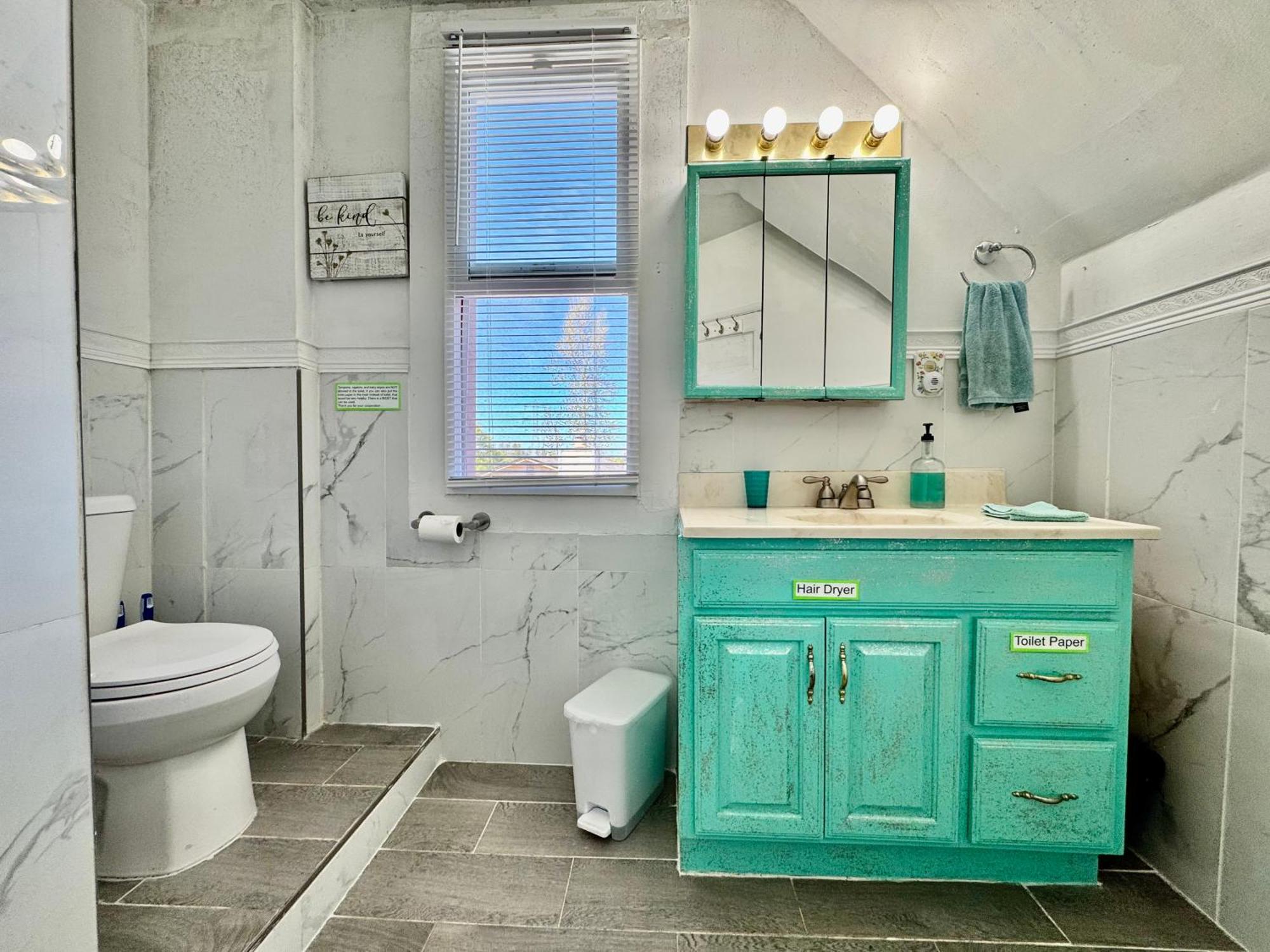 Homestay Tiny Private On The 1st Floor With Shared Bathroom Near Seatac Airport And Downtown *